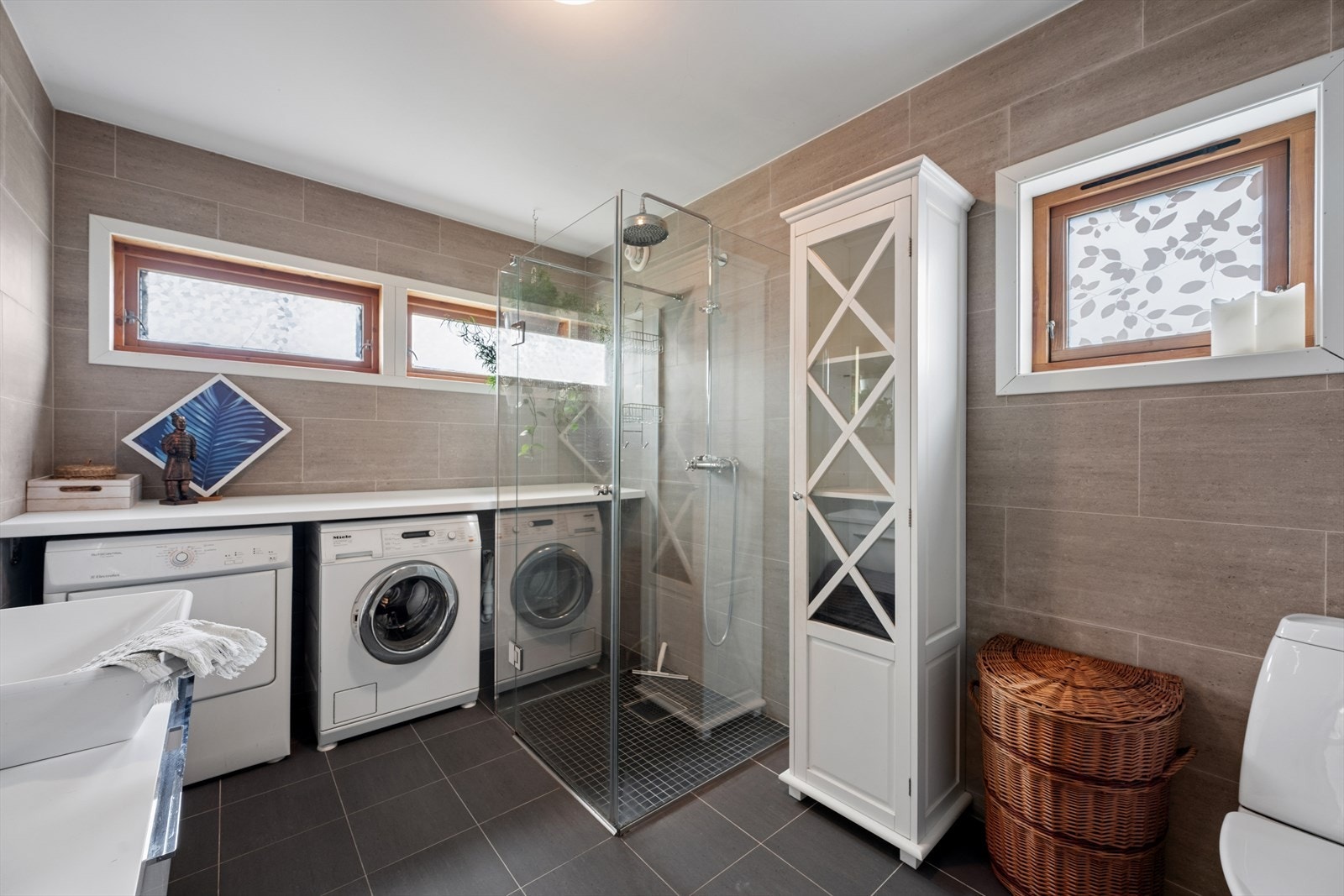 Badet i boligens andre etasje ble renovert i 2016 Galleribilde