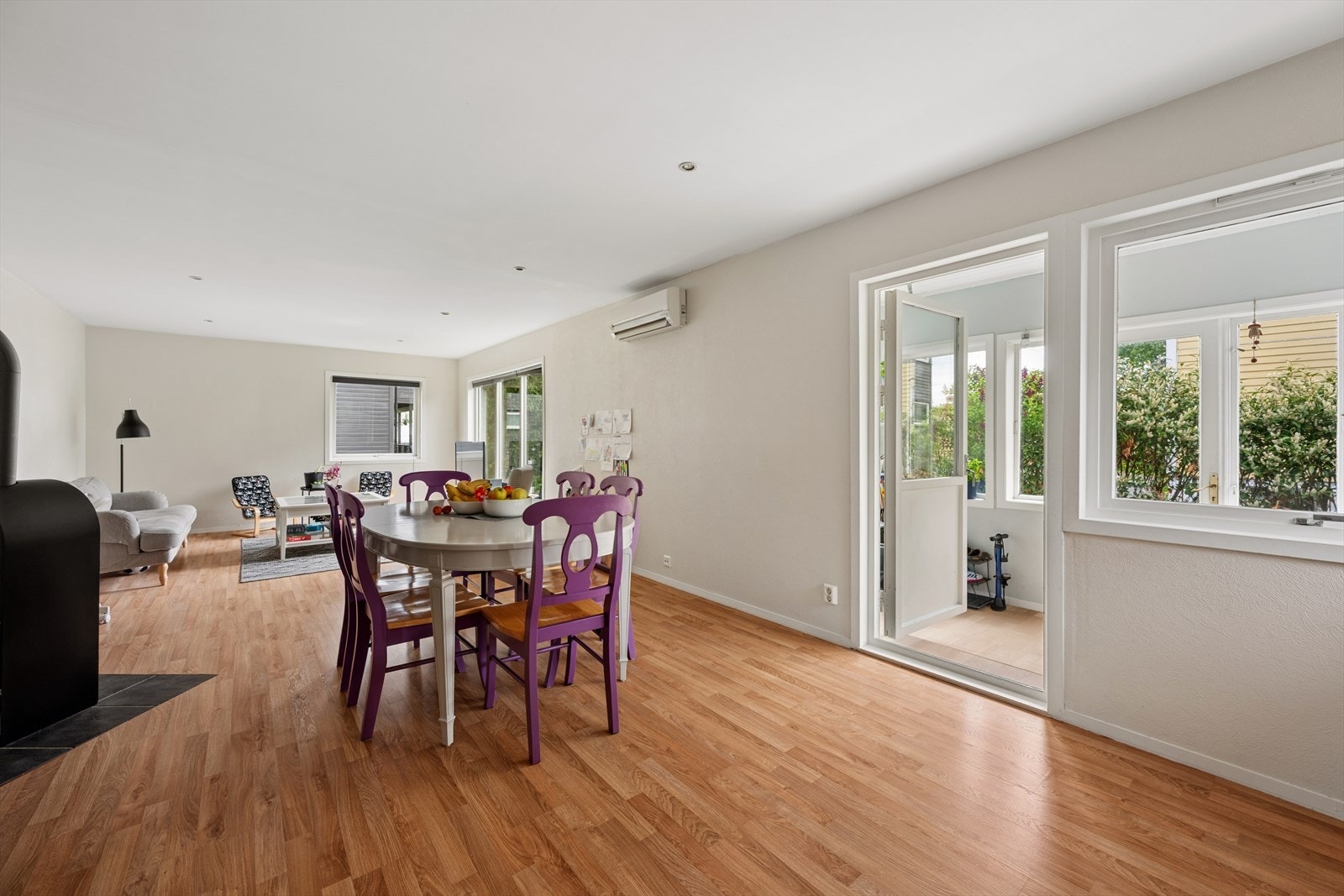 Leiligheten har en god planløsning med store åpne flater og er preget av lysemalte vegger og tak Galleribilde