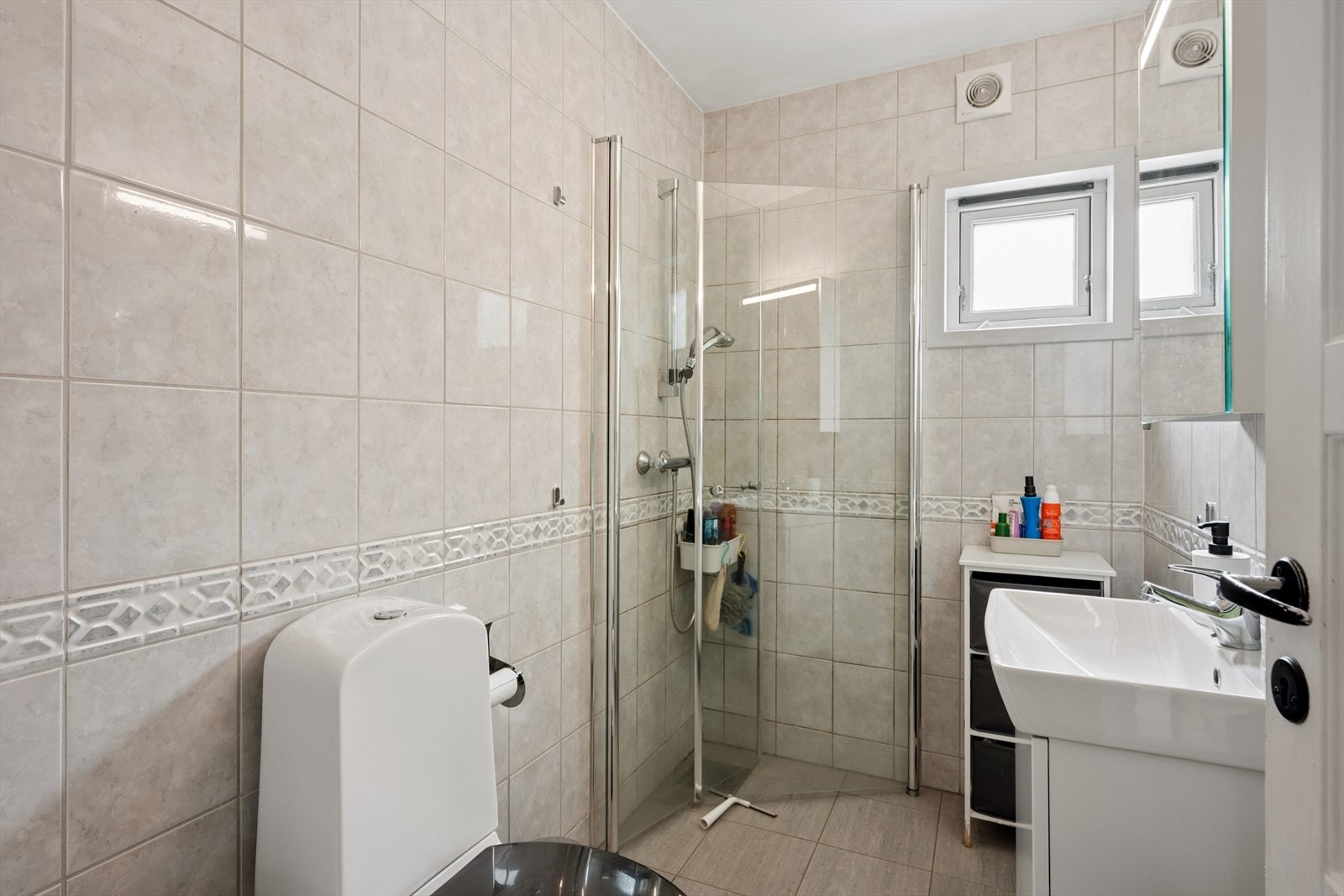 Badet er fra sent 1990-tallet og har ingen dokumentasjon. Det er lagt smøremembran på eksisterende underlag i 2016 og nye fliser Galleribilde