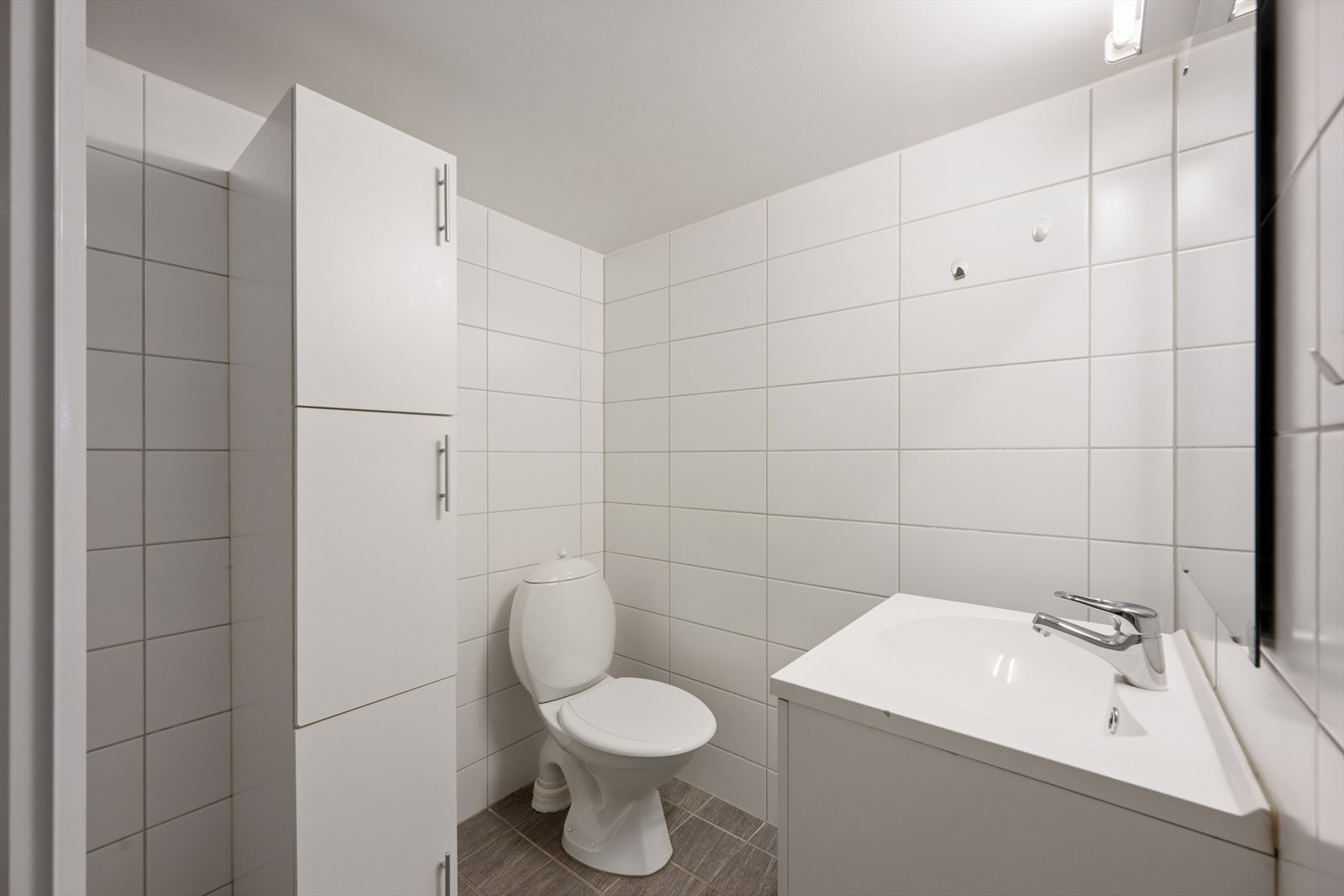Badet i sokkeletasjen er flislagt og oppgradert etter siste flom Galleribilde