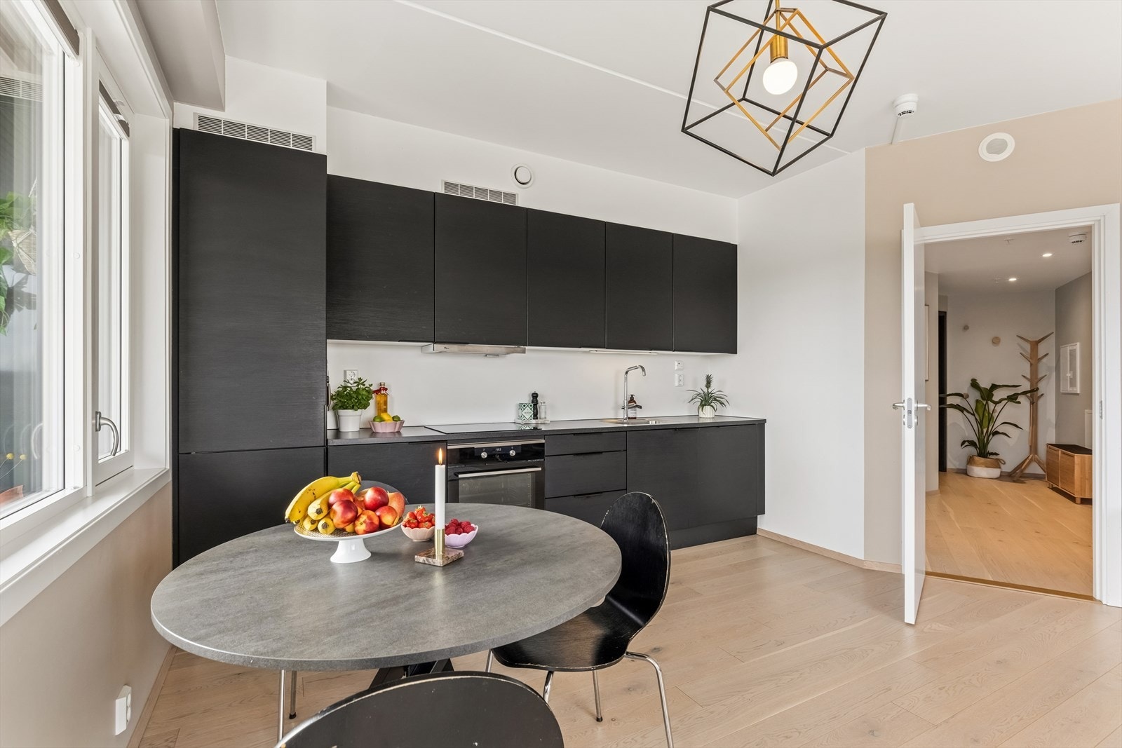 Avtrekk over kokesonen er koblet til bygningens balanserte ventilasjonsanlegg. Galleribilde