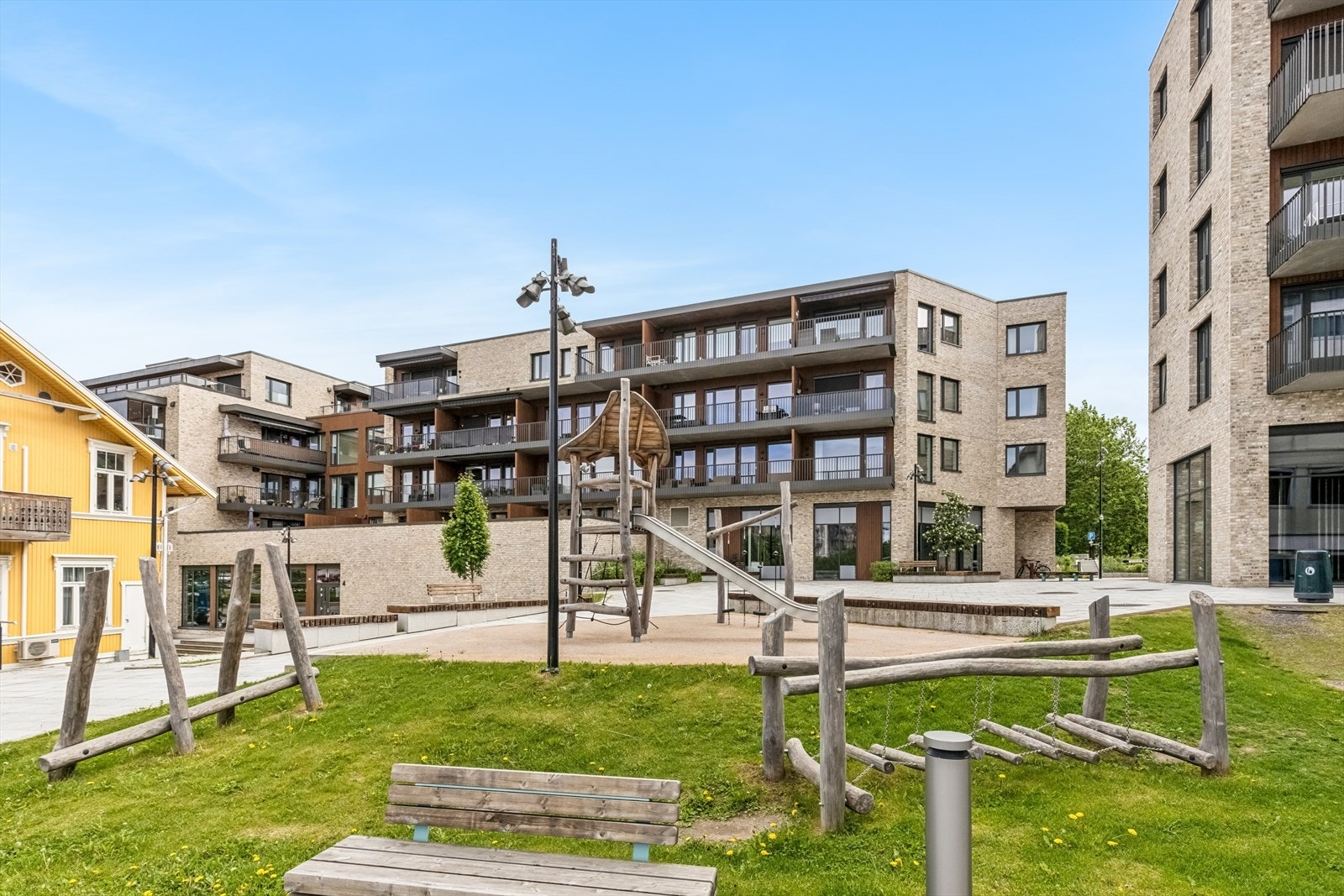 Felles uteområder som stelles av en egen, frivillig trivselsgruppe i sameiet. Galleribilde