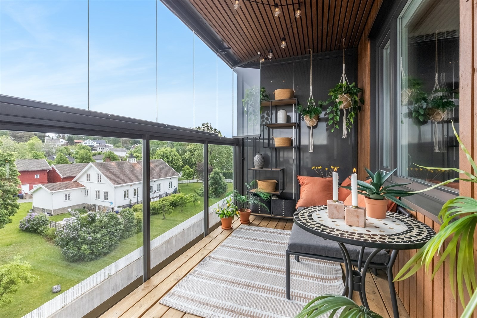 Den innglassede balkongen fungerer som et ekstra rom store deler av året. Galleribilde