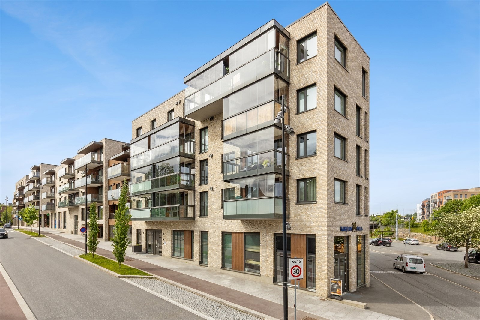 Moderne leilighetsbygg med sentral beliggenhet i Vestby sentrum. Galleribilde