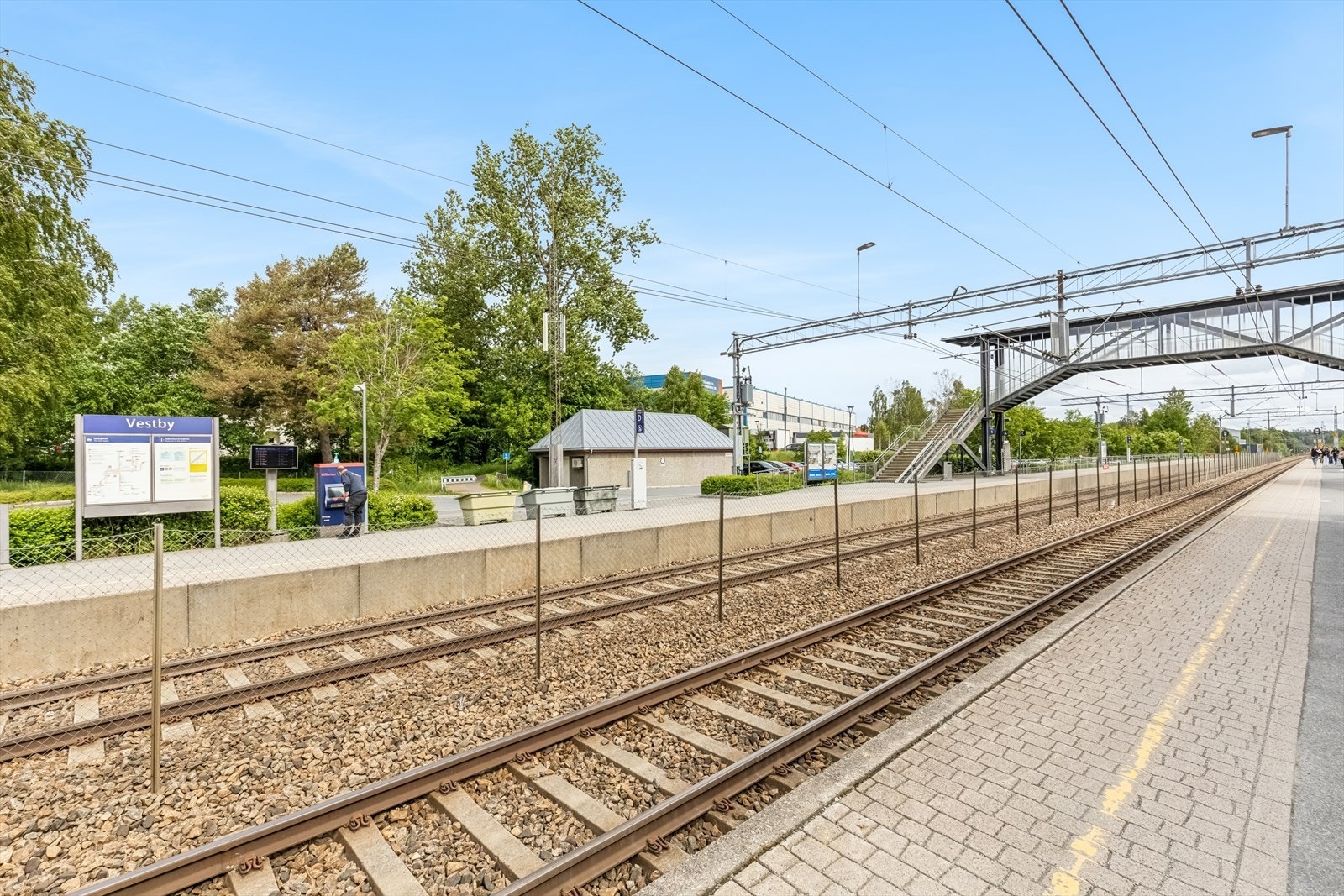 Vestby stasjon ligger kun to minutters gange unna, med hyppige avganger mot Oslo og Moss. Galleribilde