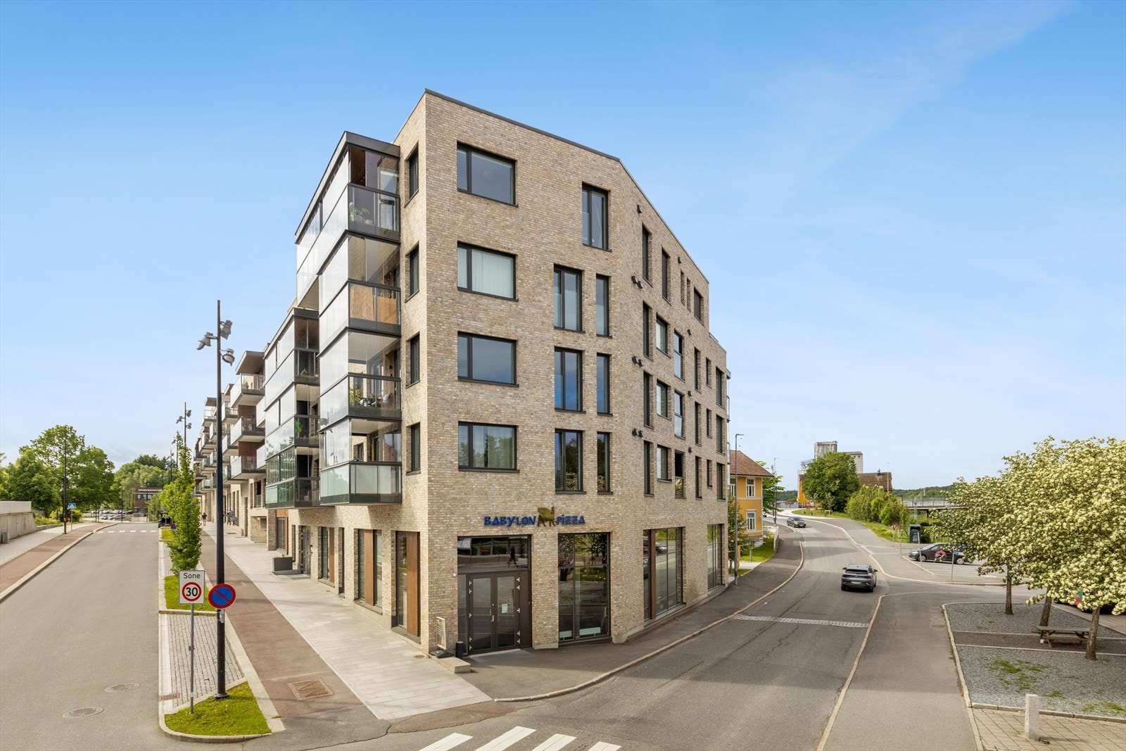 Bygget er fra 2022 og har heisadkomst til alle etasjer. Galleribilde
