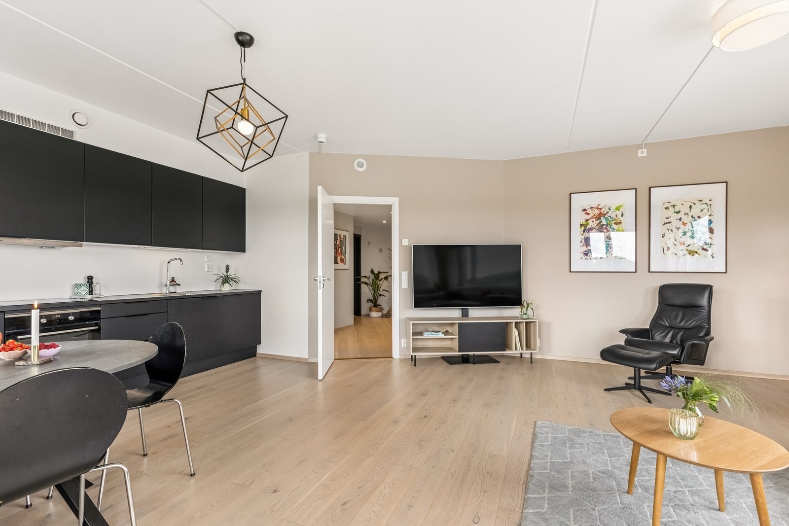 Den åpne løsningen gir fleksible møbleringsmuligheter for både spiseplass og sofagruppe. Galleribilde