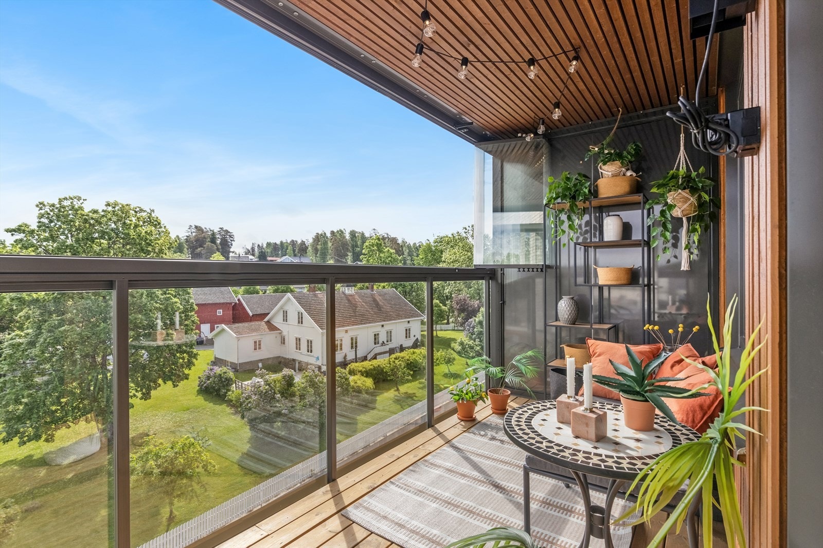 Balkongen er bygget i betong med rekkverk i glass. Galleribilde