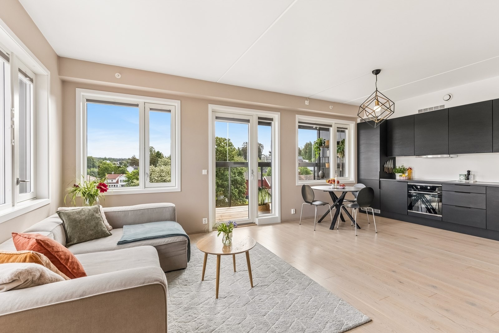 Stuen har god plass til både sofagruppe og spisebord. Galleribilde