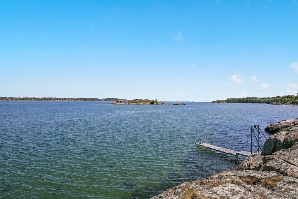 Hengebrygge i galvanisert stål som gir deg enkel tilgang til båtliv og bading. Galleribilde