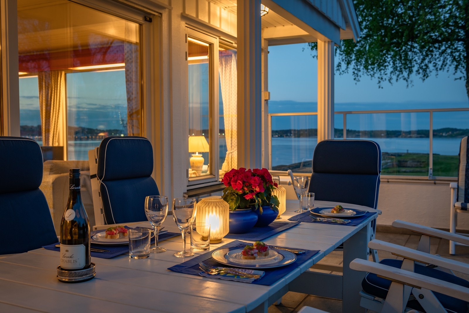 God stemning om kvelden med nydelig utsikt ved spisebordet. Galleribilde