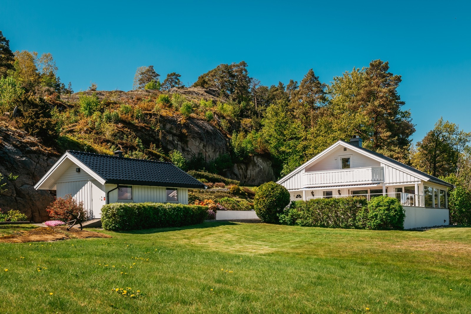 Parkering til flere biler på egen eiendom. På tomten er det lagt ca. 145 m2 gressarmeringsstein for oppkjørsel til hytta. Galleribilde