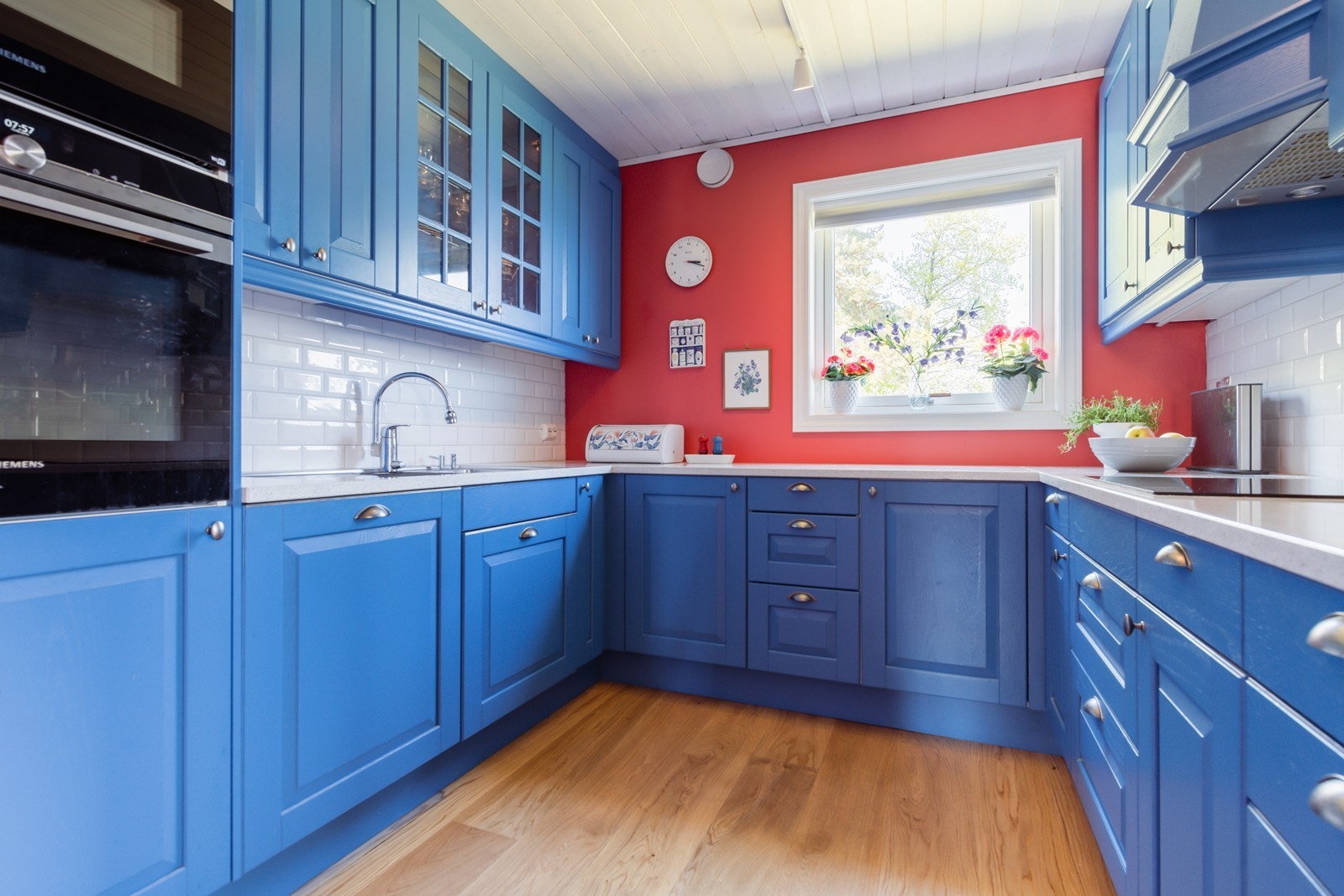 Innredningen er fra Sigdal i modellen Herregaard Eik som har fronter av beiset eik, skrog av foliert spon, samt benkeplate av kvartskompositt (silestone, 30 mm tykkelse) med Frame kjøkkenvask. Galleribilde