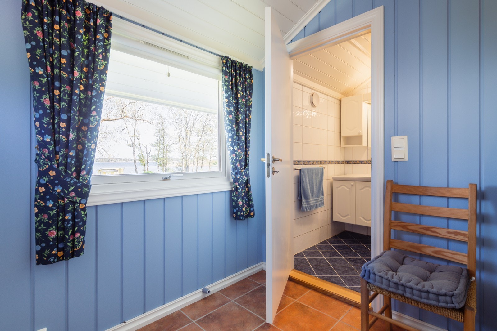 Innredet rom i anneks inn mot bad Galleribilde
