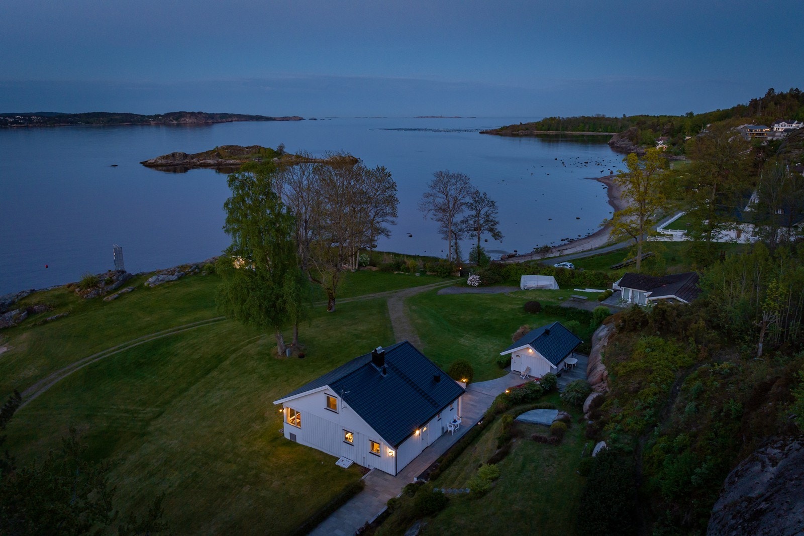 Det er nydelig og vidstrakt utsikt over Larviksfjorden og ut mot Svenner fyr. Galleribilde