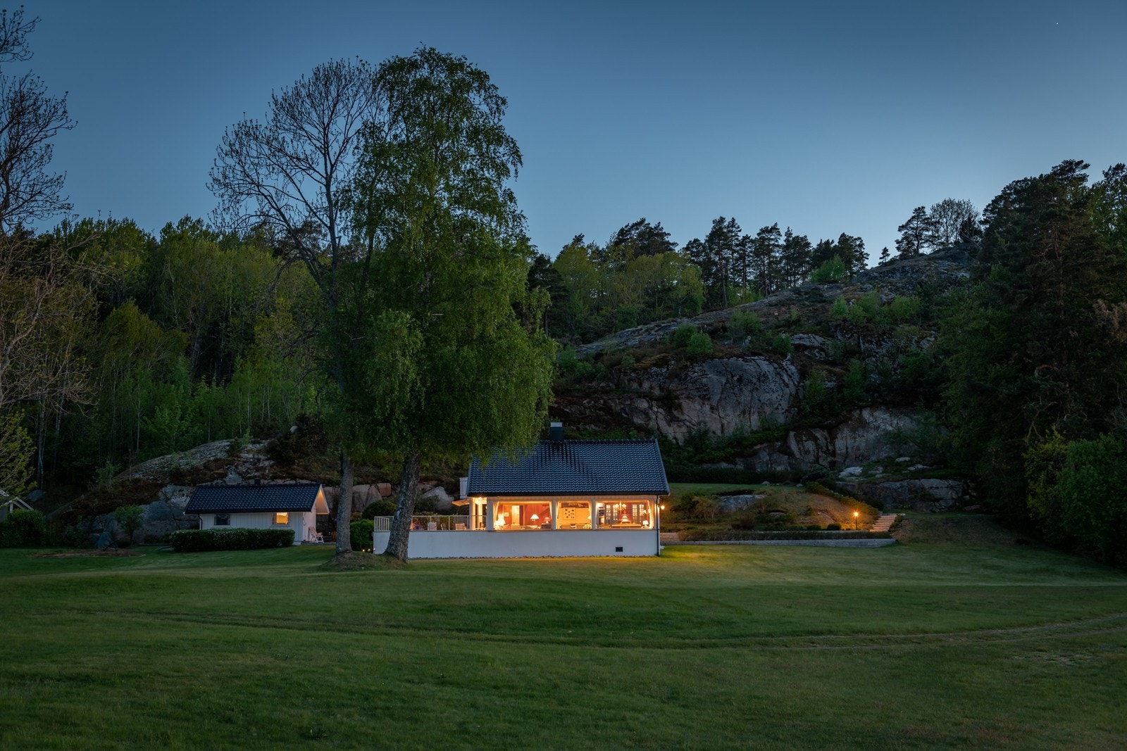 Stort grøntområde på egen eiendom og på andel av fellesområde nedenfor hytten Galleribilde