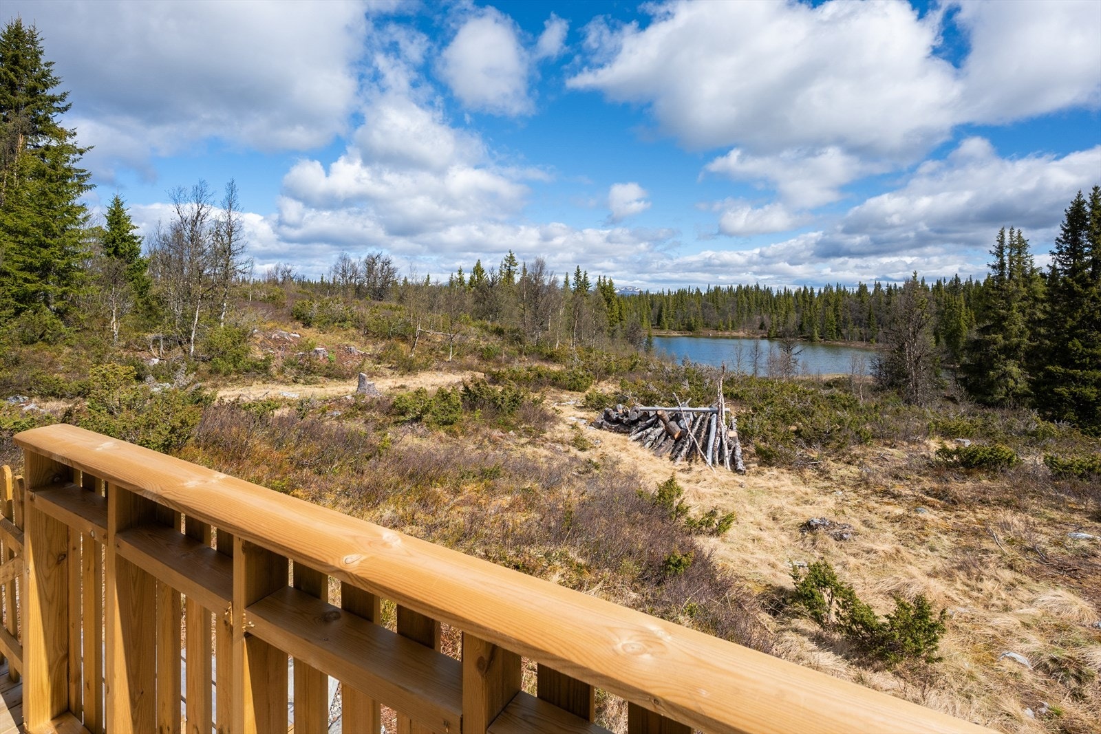 Herfra er det utsikt over nærliggende skog, vann og fjell. Galleribilde