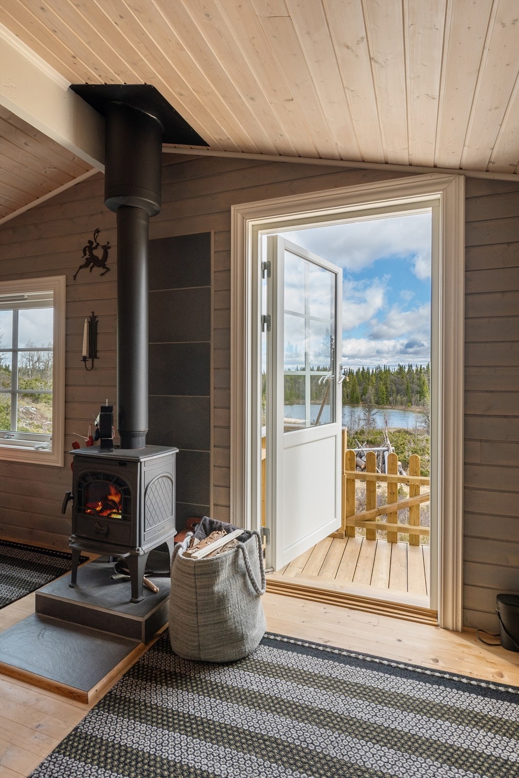 Terrassedøra fra stua åpner opp mot naturen og gir direkte tilgang til uteområdet. Galleribilde
