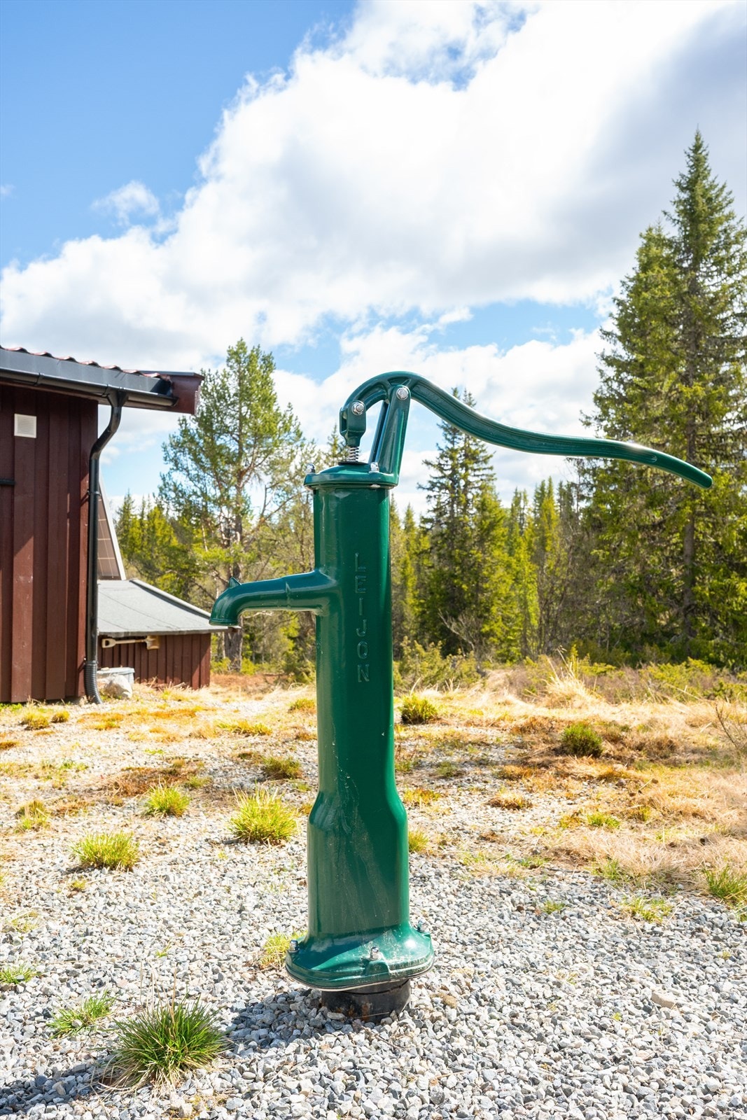 Eiendommen har privat vann fra eget borehull med pumpe. Galleribilde