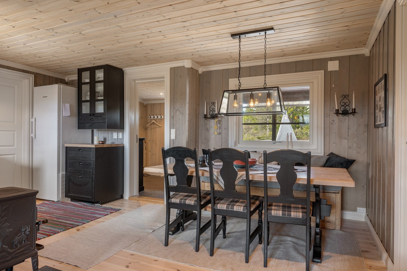 God plass til en romslig spisegruppe for felles måltider med familie og venner. Galleribilde
