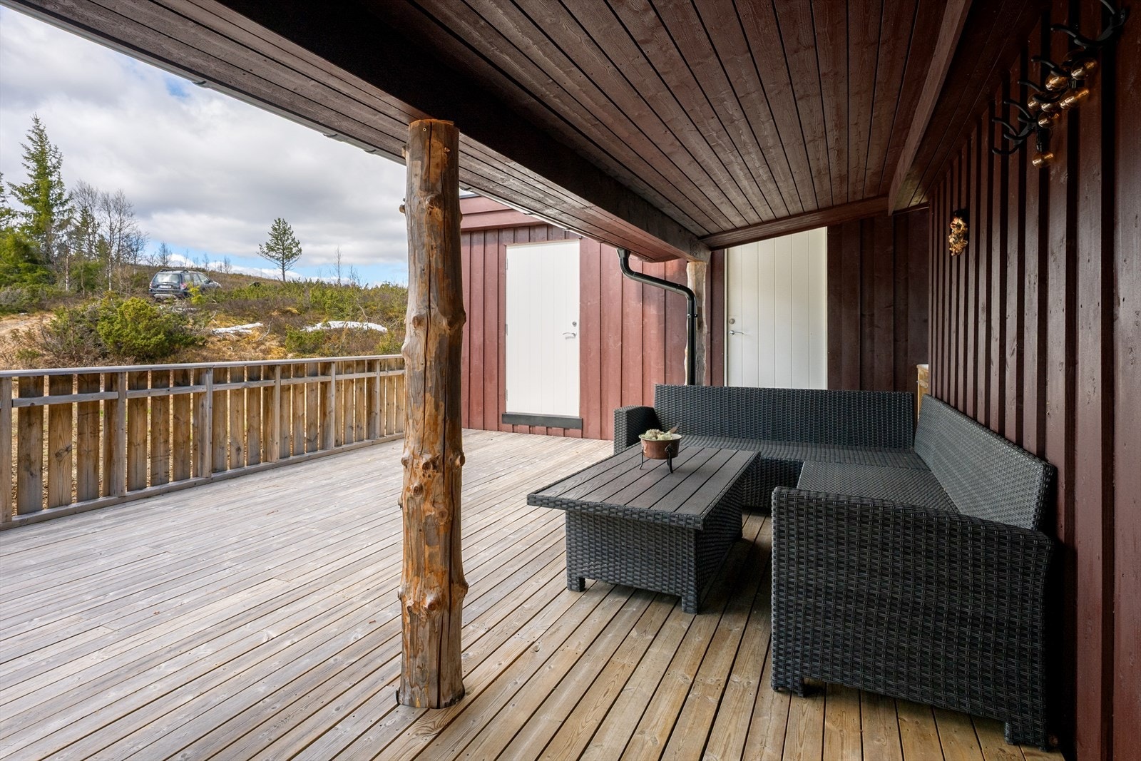 En del av terrassen er overbygd, og gir en lun krok for å nyte utelivet. Galleribilde