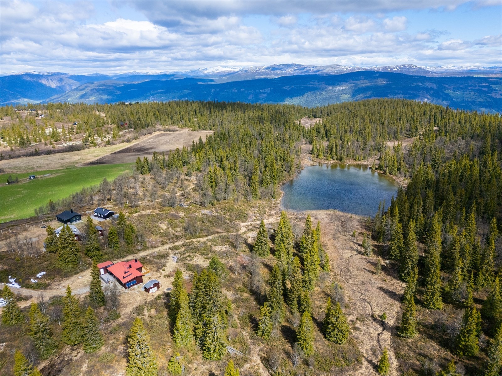 Området er kjent for sitt varierte turterreng, ideelt for både fotturer, sykling og ski. Galleribilde