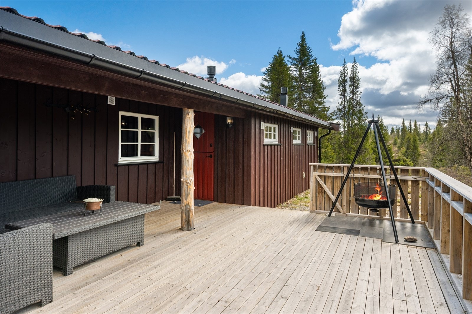 Den vestvendte terrasseplattingen på ca. 31 m² ligger i tilknytning til inngangspartiet. Galleribilde