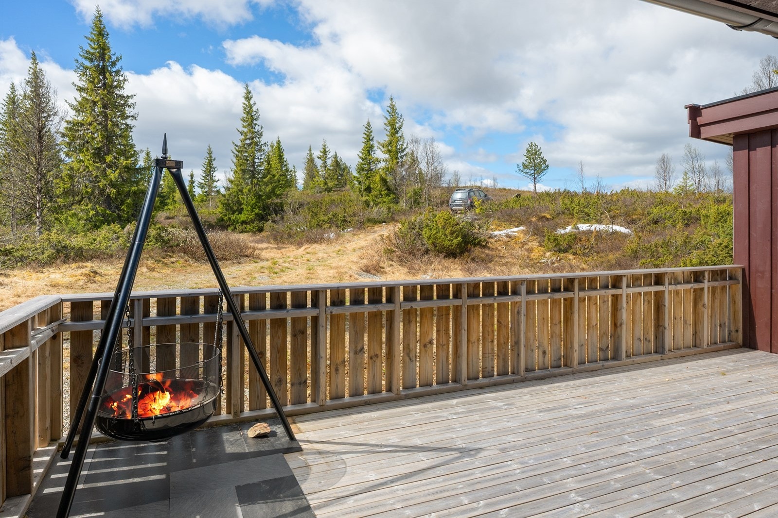 Uteplassen har god plass til både sittegruppe og bålpanne. Galleribilde