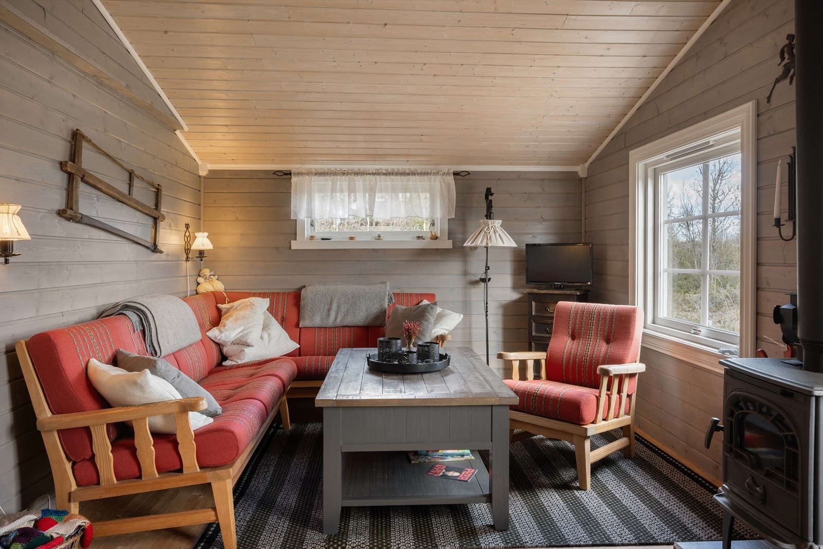 Gjennomgående bruk av beiset panel på vegger gir et moderne preg. Galleribilde