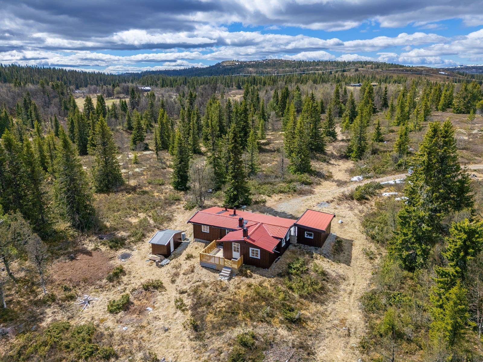 Fritidseiendommen ligger usjenert til på Baukholstulen, ca. 900 moh. Galleribilde