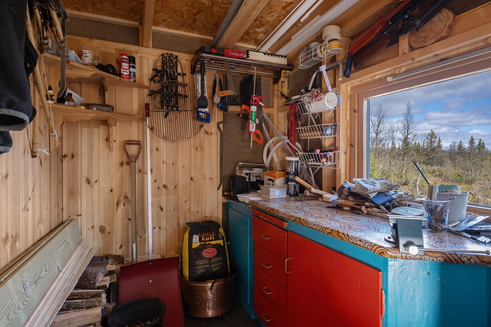 Annekset fra 2019 på ca 13 kvm har godt med lagringsplass. Galleribilde