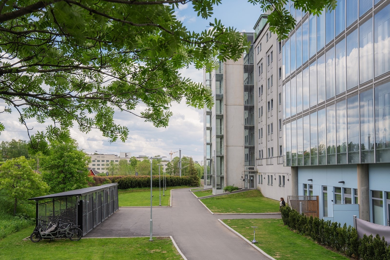 Fellesområde i sameiet. Felles sykkelparkering samt hovedinngang Galleribilde