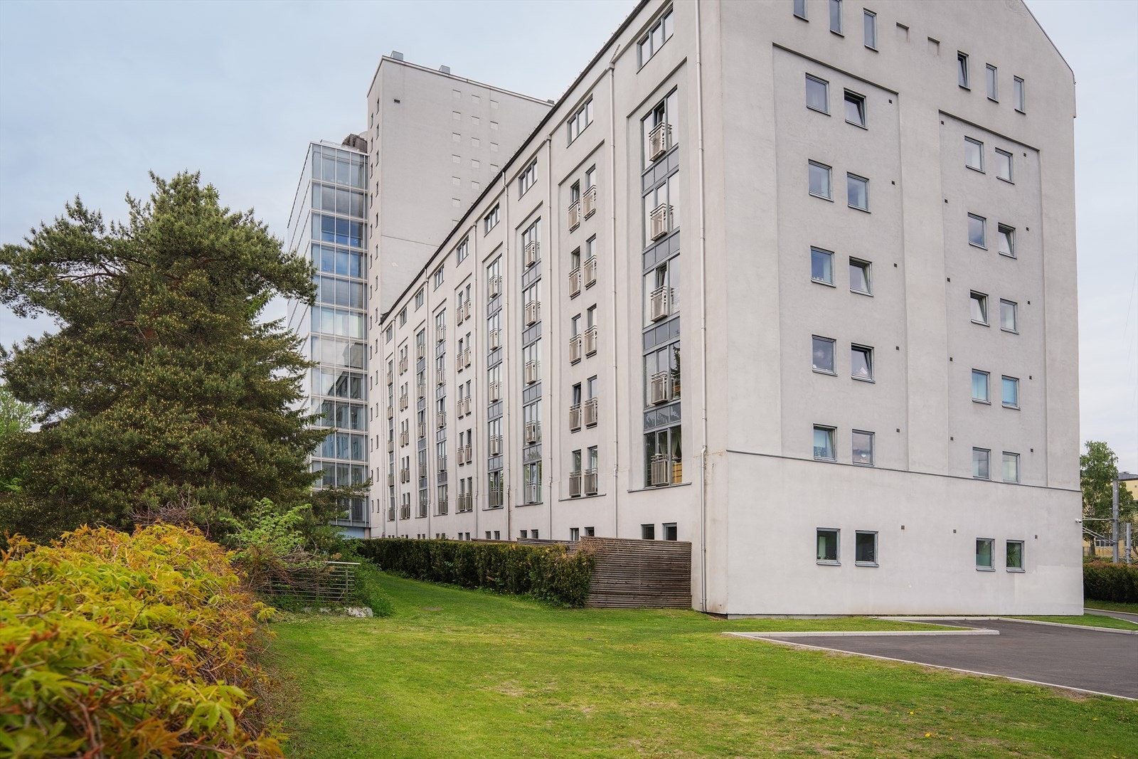 Fasade sett mot balkongside Galleribilde