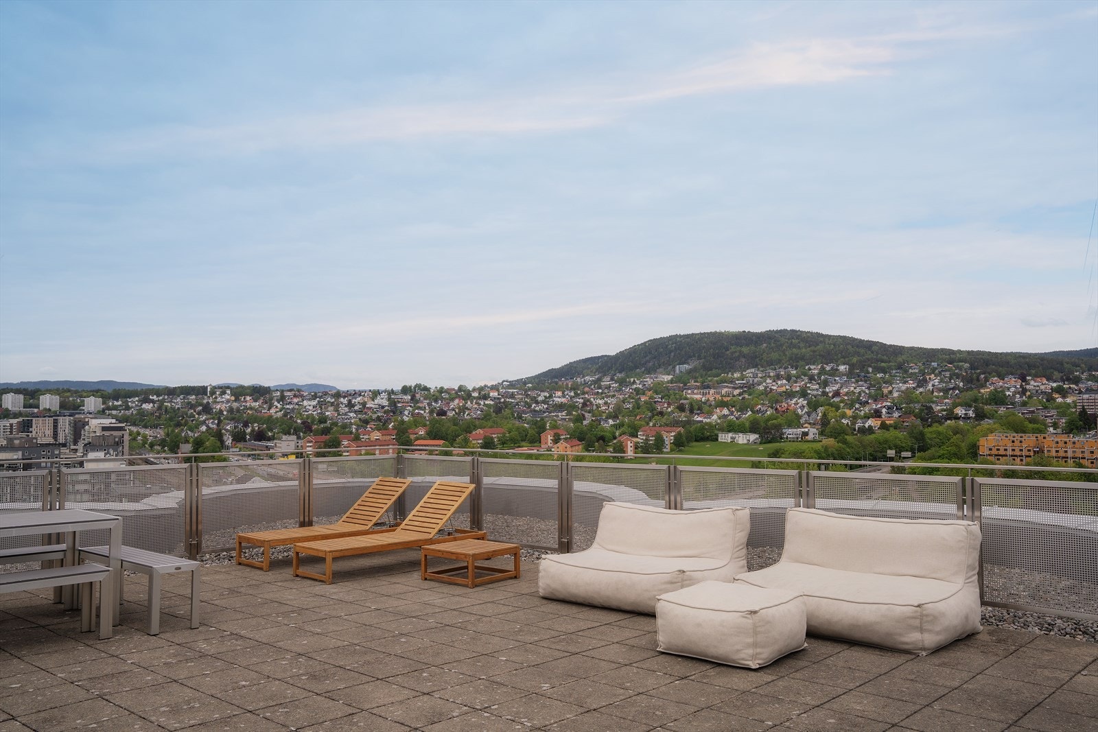 Fantastisk felles takterrasse med 360 graders utsikt over byen, med fine felles utemøbler i sommerhalvåret. Galleribilde