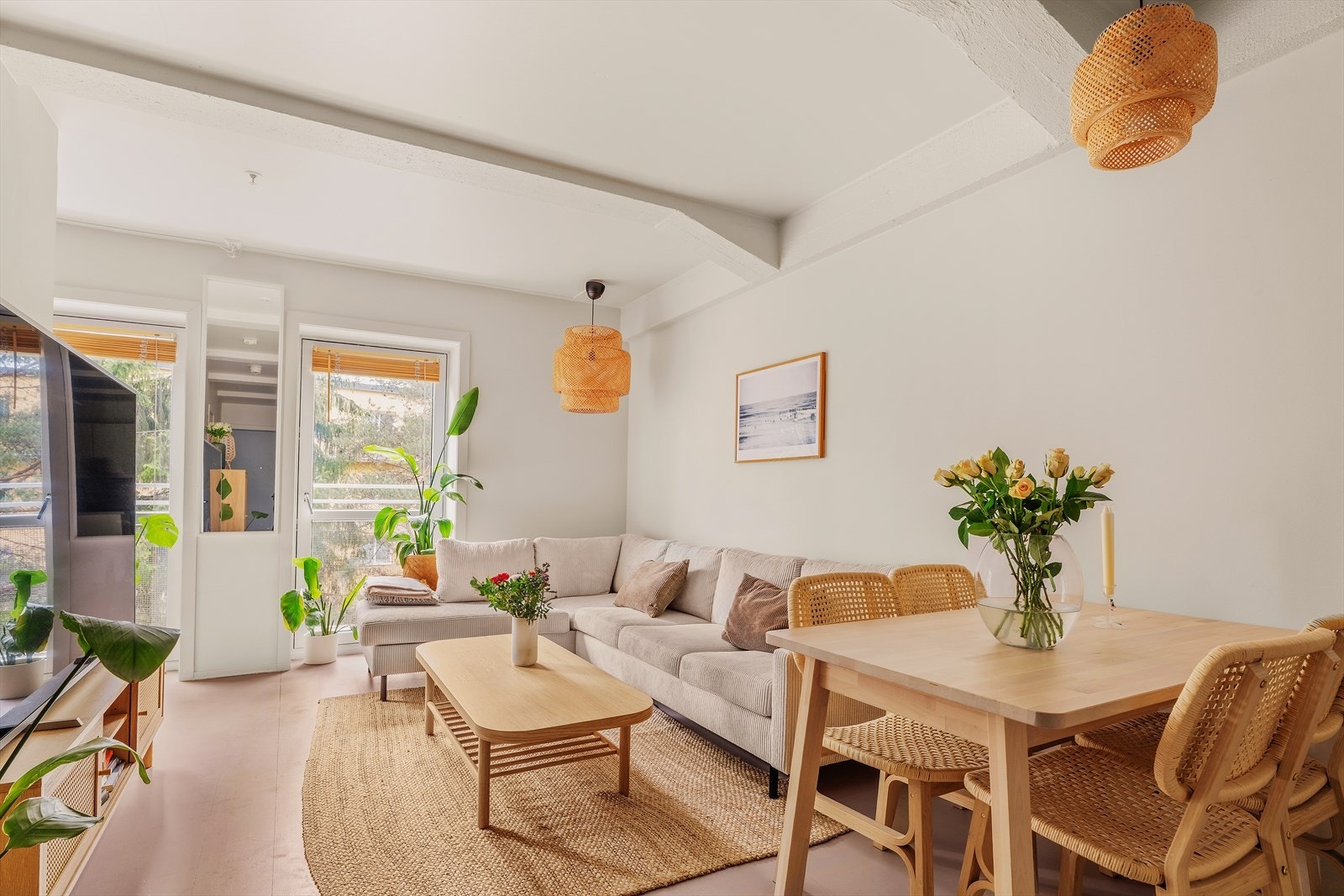 Leiligheten er lett å innrede med sofa/tv-seksjon samt spisebord. Fra stuen er det også to herlige franske balkonger. Galleribilde