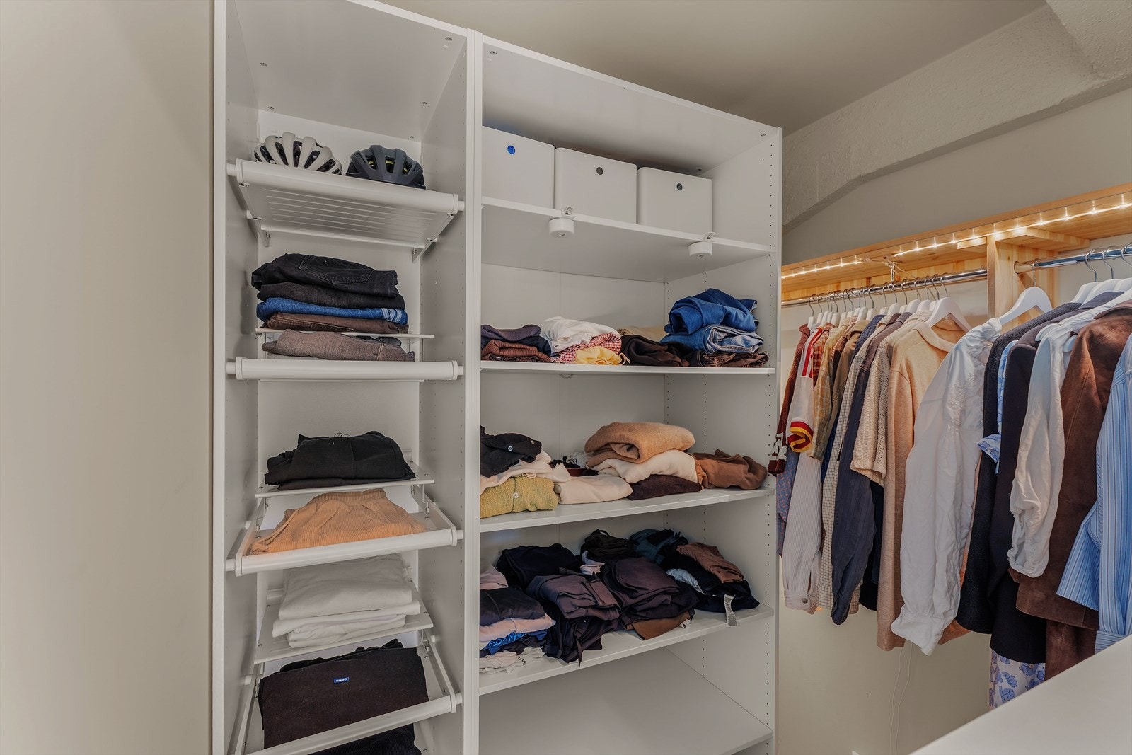 Videre fra alkoven er det et romselig walk-in garderobe. Med flere hyller, kommoder og oppheng. Galleribilde