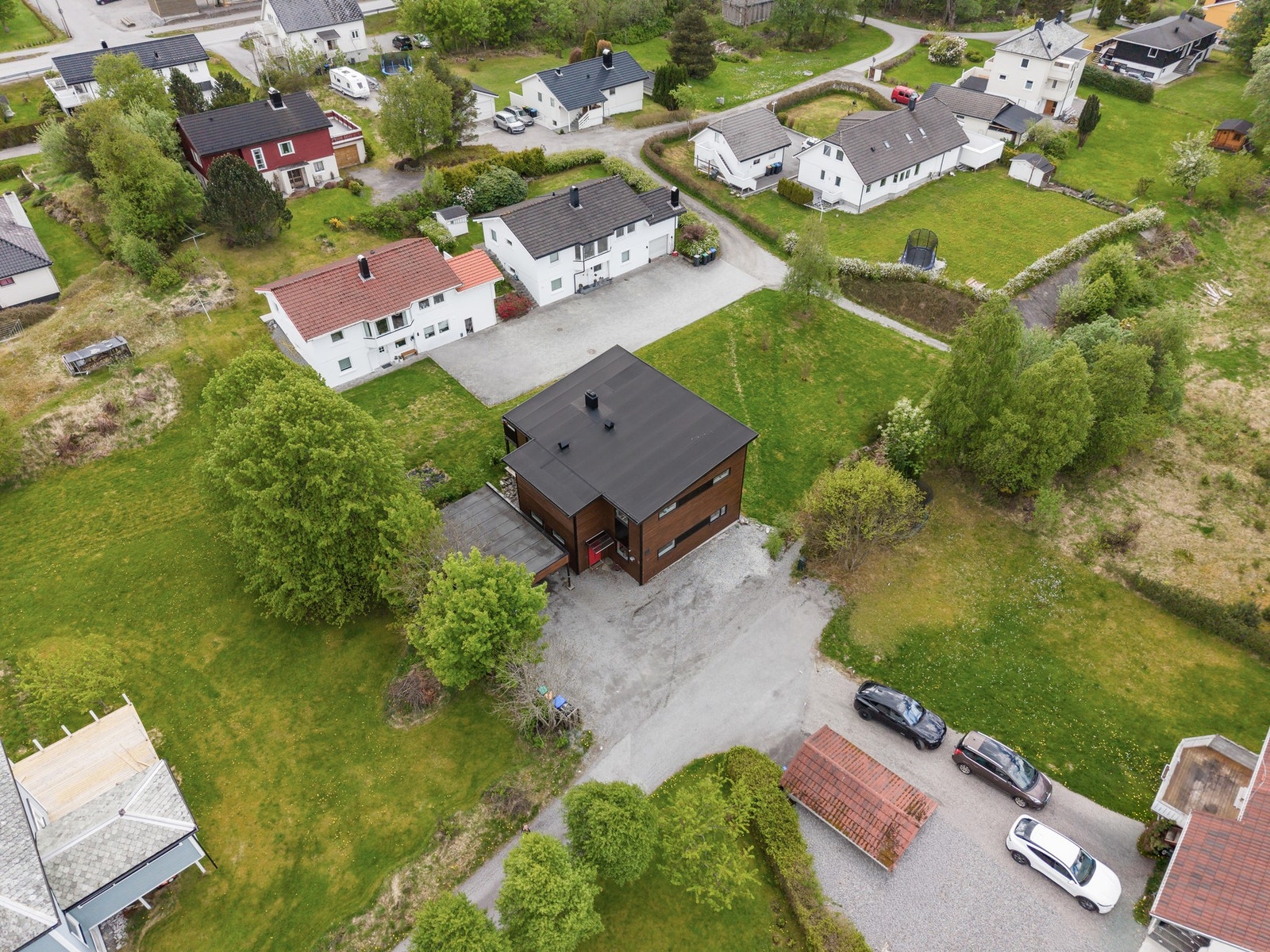 Eiendommen ligger som en av de siste i rolig endegate med lite gjennomgangstrafikk. Galleribilde