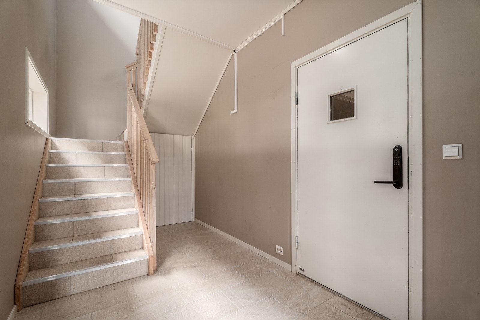Inngangsparti med praktisk kodelås. Galleribilde