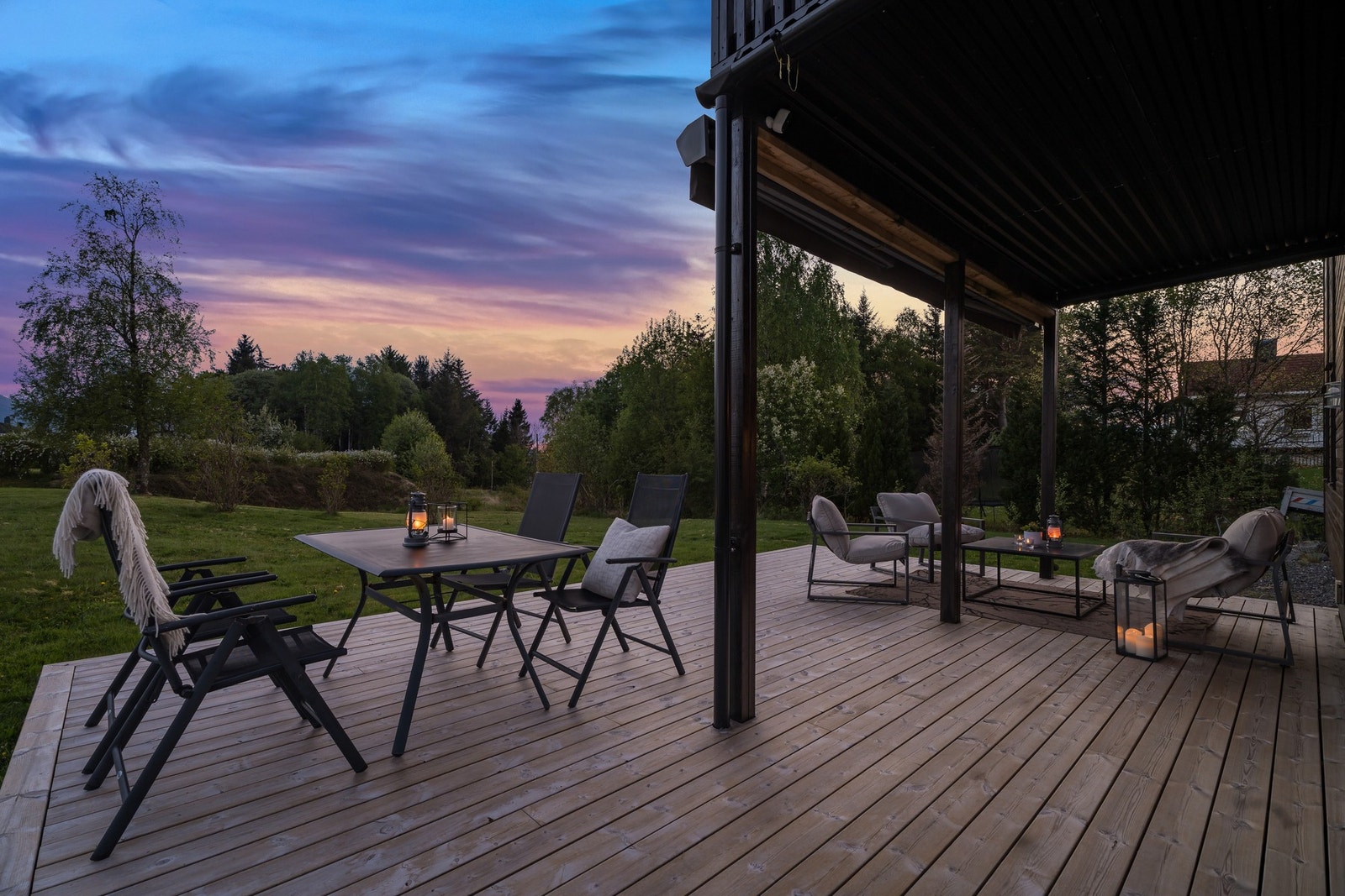 Terrassen er delvis overbygd, samt at det er mulighet for å trekke ut ytterligere terrassemarkise. Galleribilde