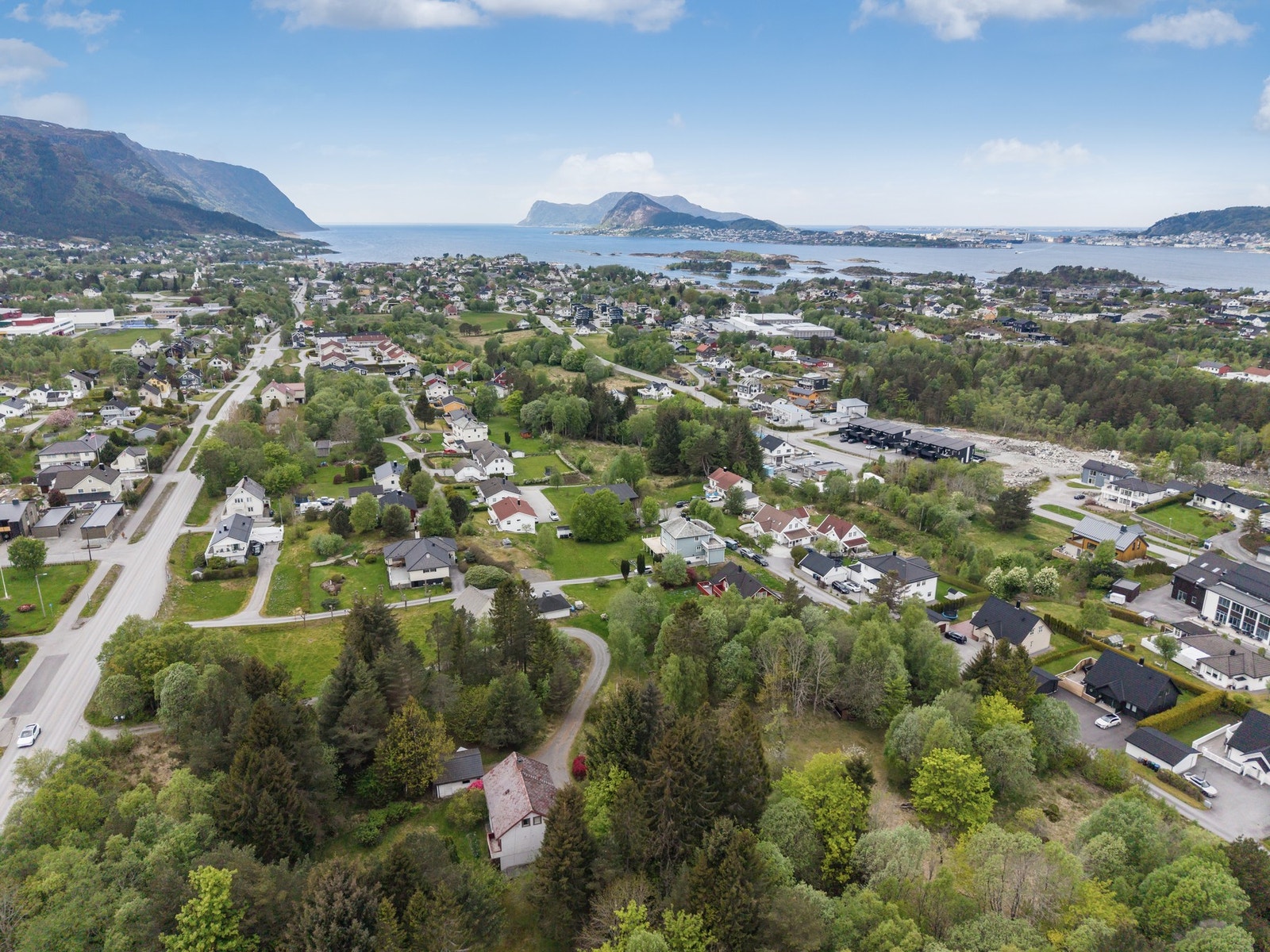 Eiendommen ligger flott til i Langevågen, med nærhet til barne- og ungdomsskole. Dagligvarebutikker i sentrum ligger en kort kjøretur unna. Galleribilde