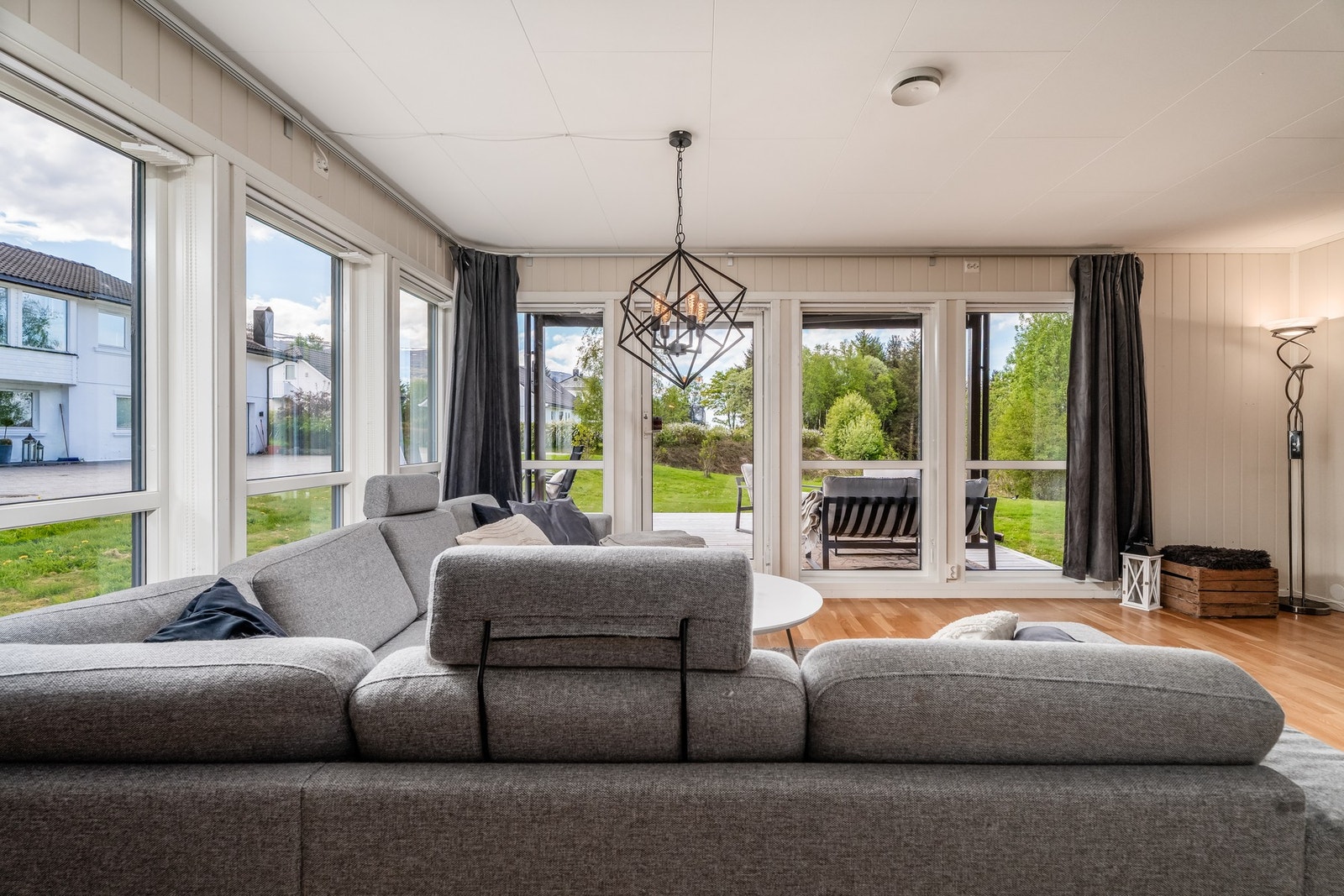 Fra stuen fører veien videre til terrassen. Galleribilde