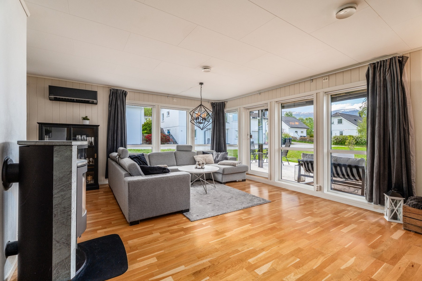 Stuen har flere store og flotte vinduer som slipper inn mye naturlig lys. Galleribilde