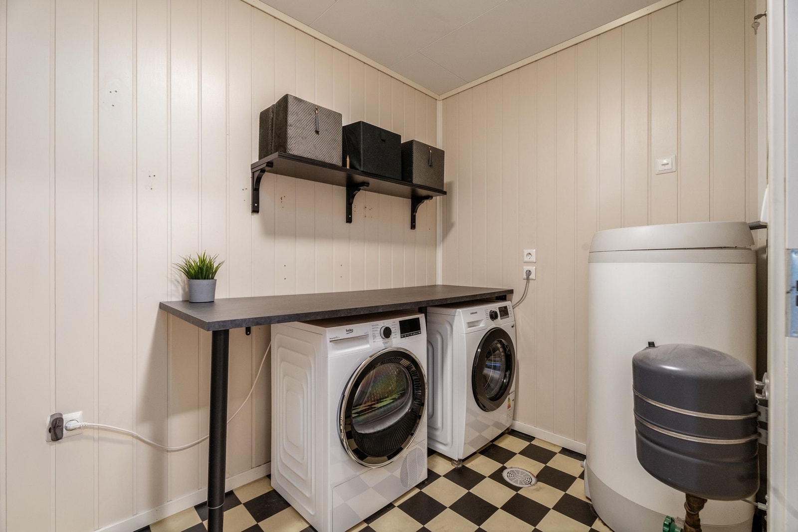 Vaskerom med opplegg for vaskemaskin og romslig varmtvannstank (200 l). Galleribilde