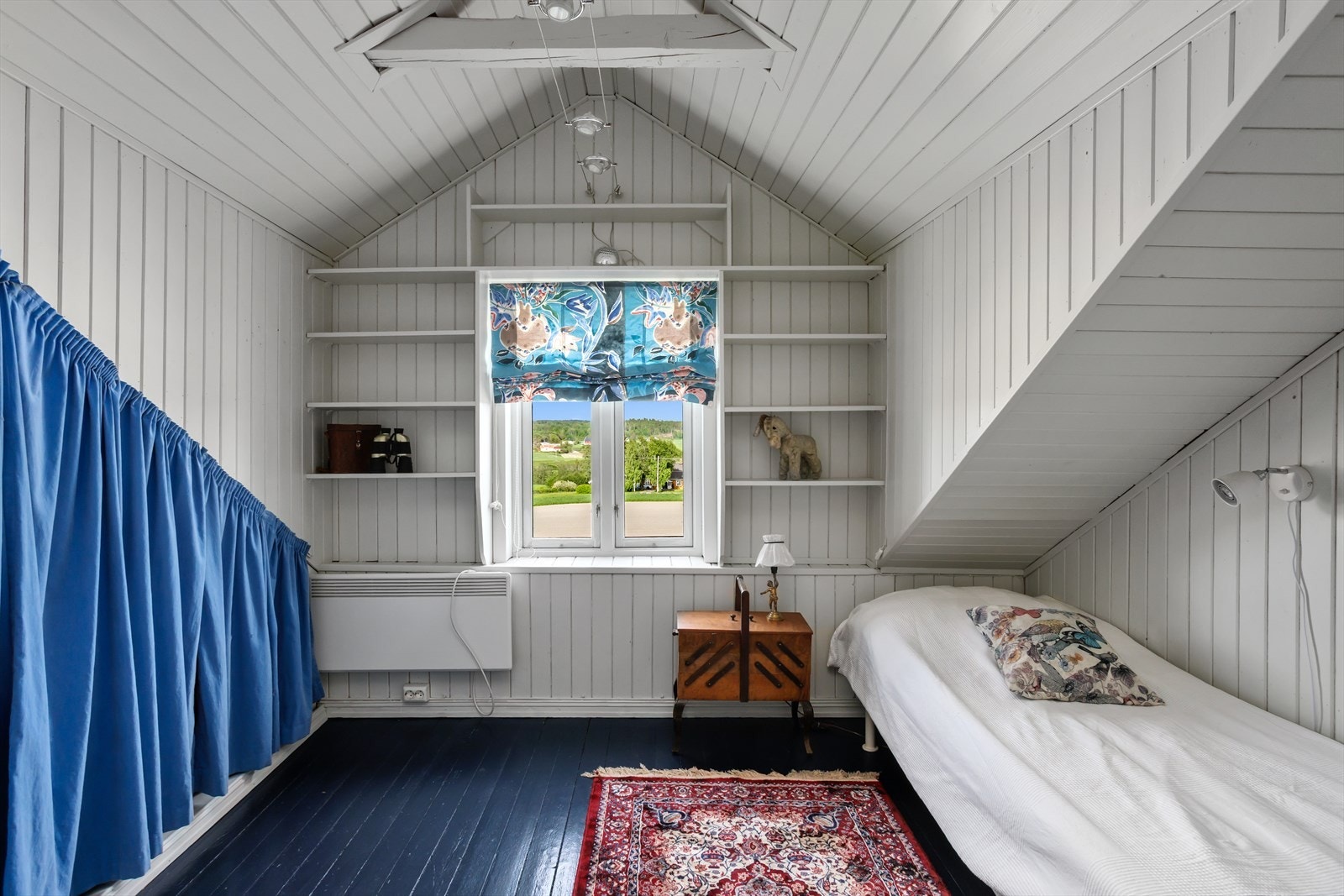 Dette soverommet har plassbygde hyller og malt tregulv. Galleribilde