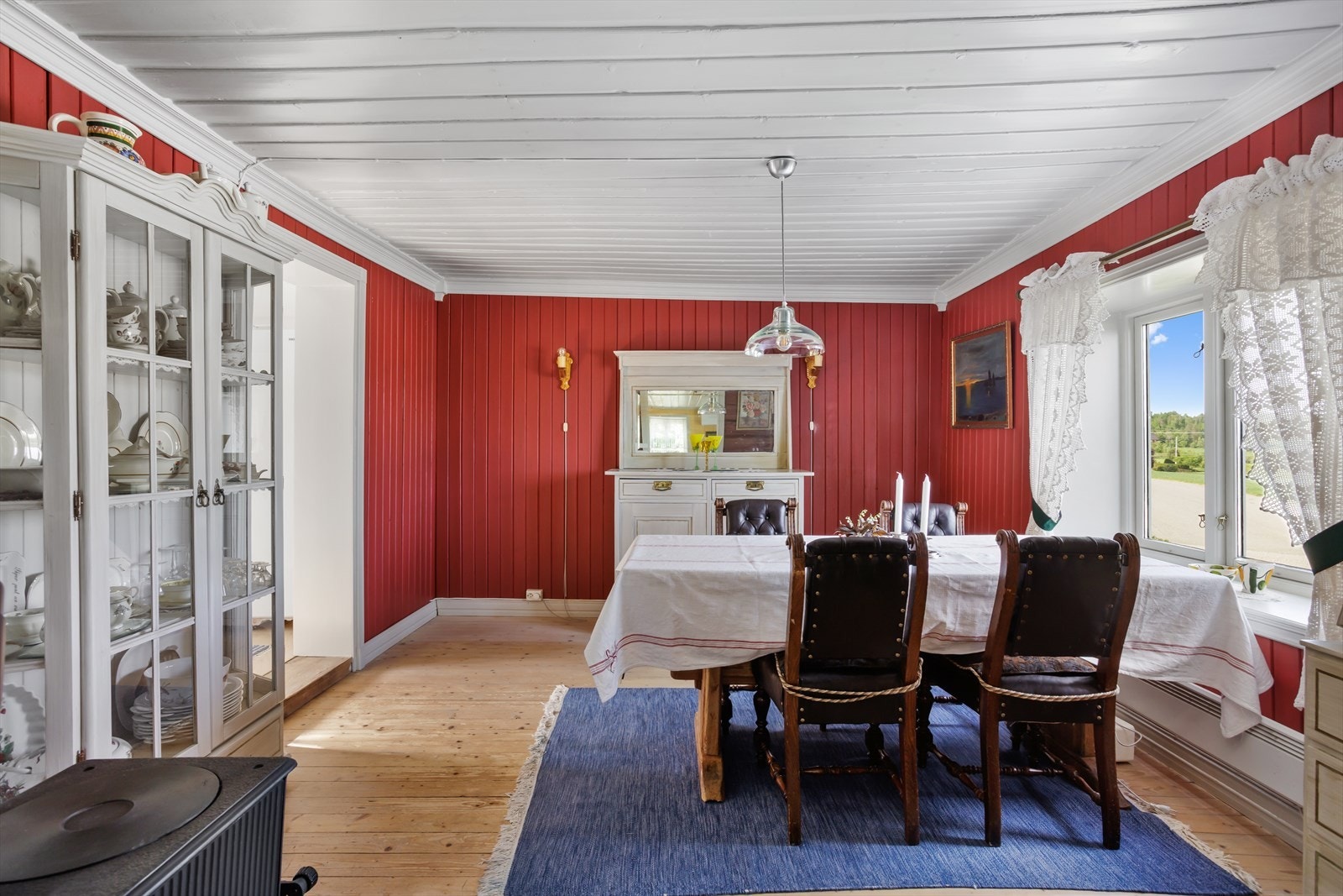 Spisestuen har god plass til langbord. Galleribilde