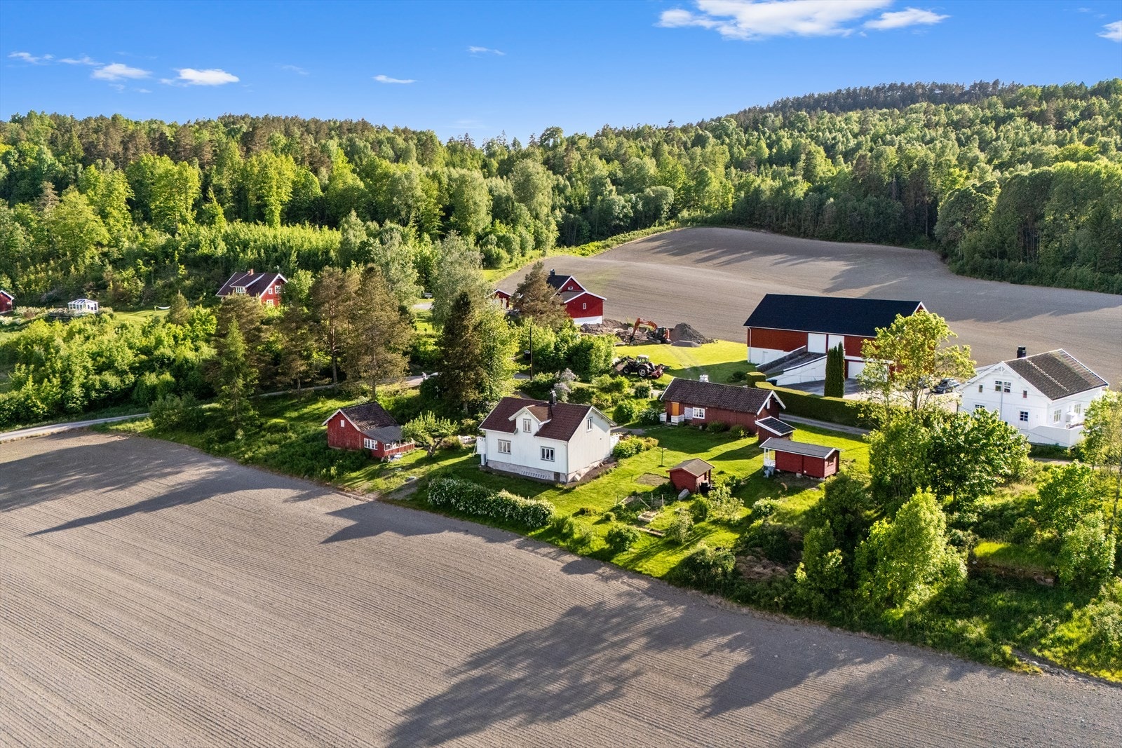Oversikt over eiendommen og de omkringliggende jordene. Galleribilde
