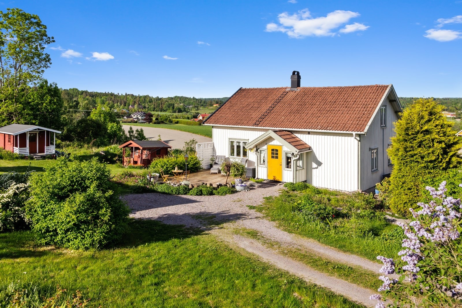 Eiendommen har en romslig tomt med gruslagt gårdsplass og adkomst. Galleribilde