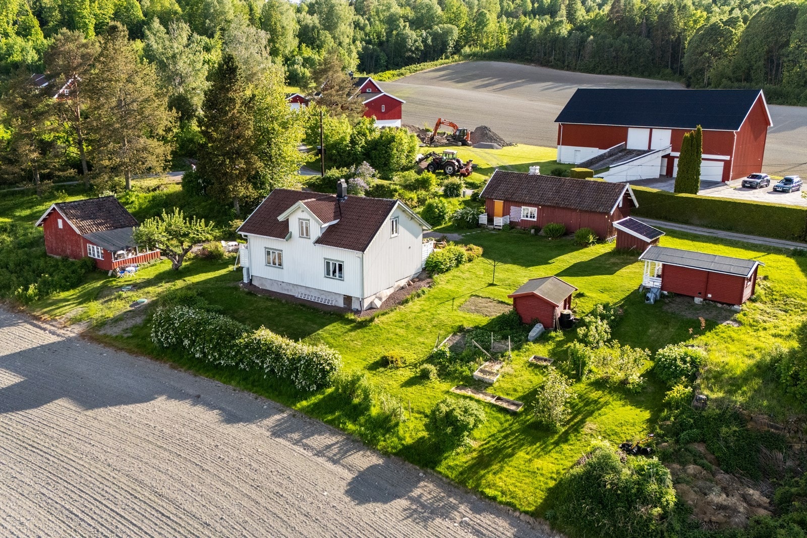 Eiendommen ligger fritt og usjenert til med god avstand til naboer. Galleribilde
