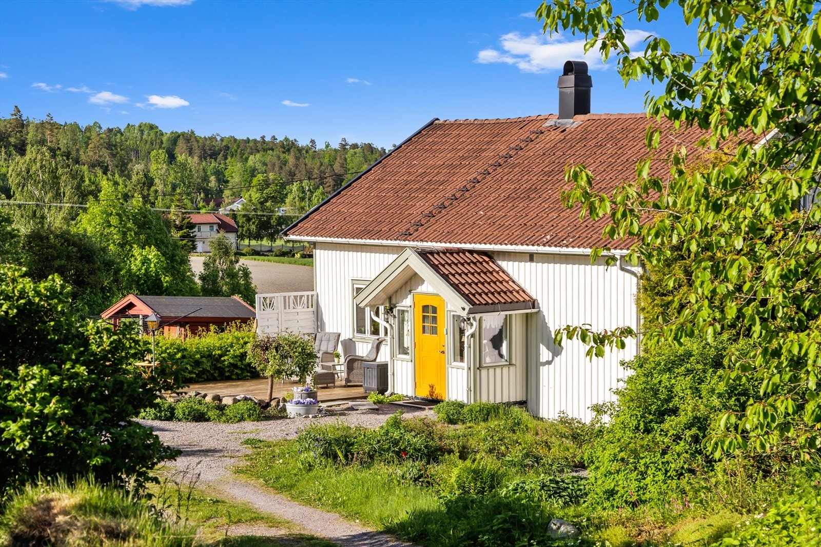 Stor eiertomt på ca. 3 mål som er pent opparbeidet. Galleribilde