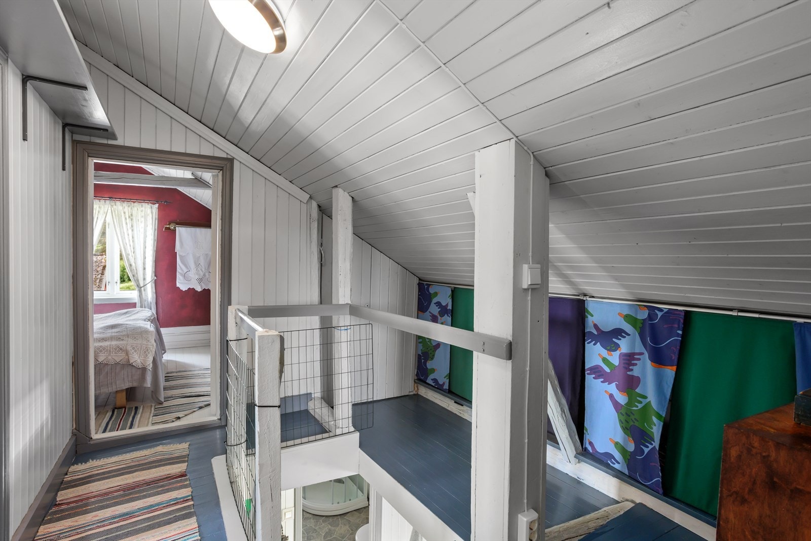 Loftsetasjen har en sjarmerende karakter med skråtak og synlige bæresøyler. Galleribilde